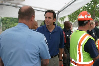 Governor Pawlenty thanks rescue and recovery workers at the scene of the I-35W bridge tragedy -- Aug...