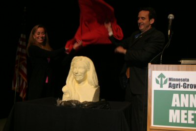 Governor Pawlenty and First Lady Mary Pawlenty unveil the Minnesota Milk Producer's and Midwest Dair...