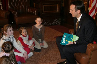 Governor Pawlenty reads 