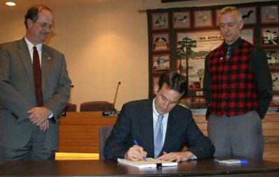 Governor Pawlenty participates in a ceremonial signing of the 2008 Capital Investment Bill to celebr...