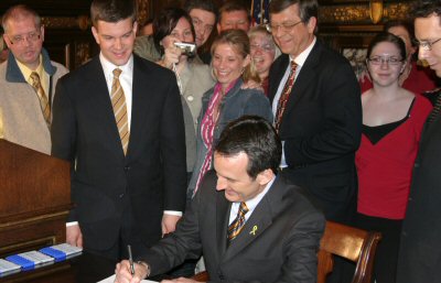 Governor Pawlenty signs H.F. 2553, creating the I-35W Bridge Victims Compensation Fund.             ...