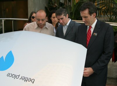 Governor Pawlenty looks at a Better Place electric car engine, with Danny Furst and Michael Granoff....