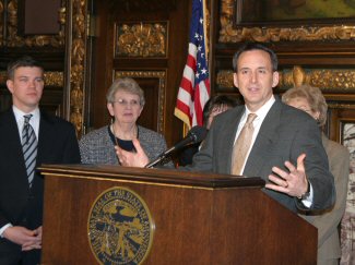 Governor Tim Pawlenty announces a bipartisan proposal that will require Minnesota school districts a...