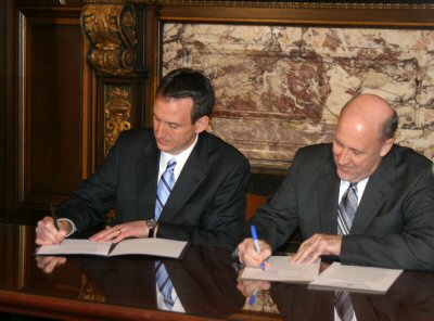 Governor Pawlenty and Wisconsin Governor Jim Doyle hold a press conference announcing a nation-leadi...