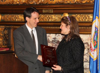 Governor Pawlenty presents the Minnesota Assistance Council for Veterans the United States Departmen...